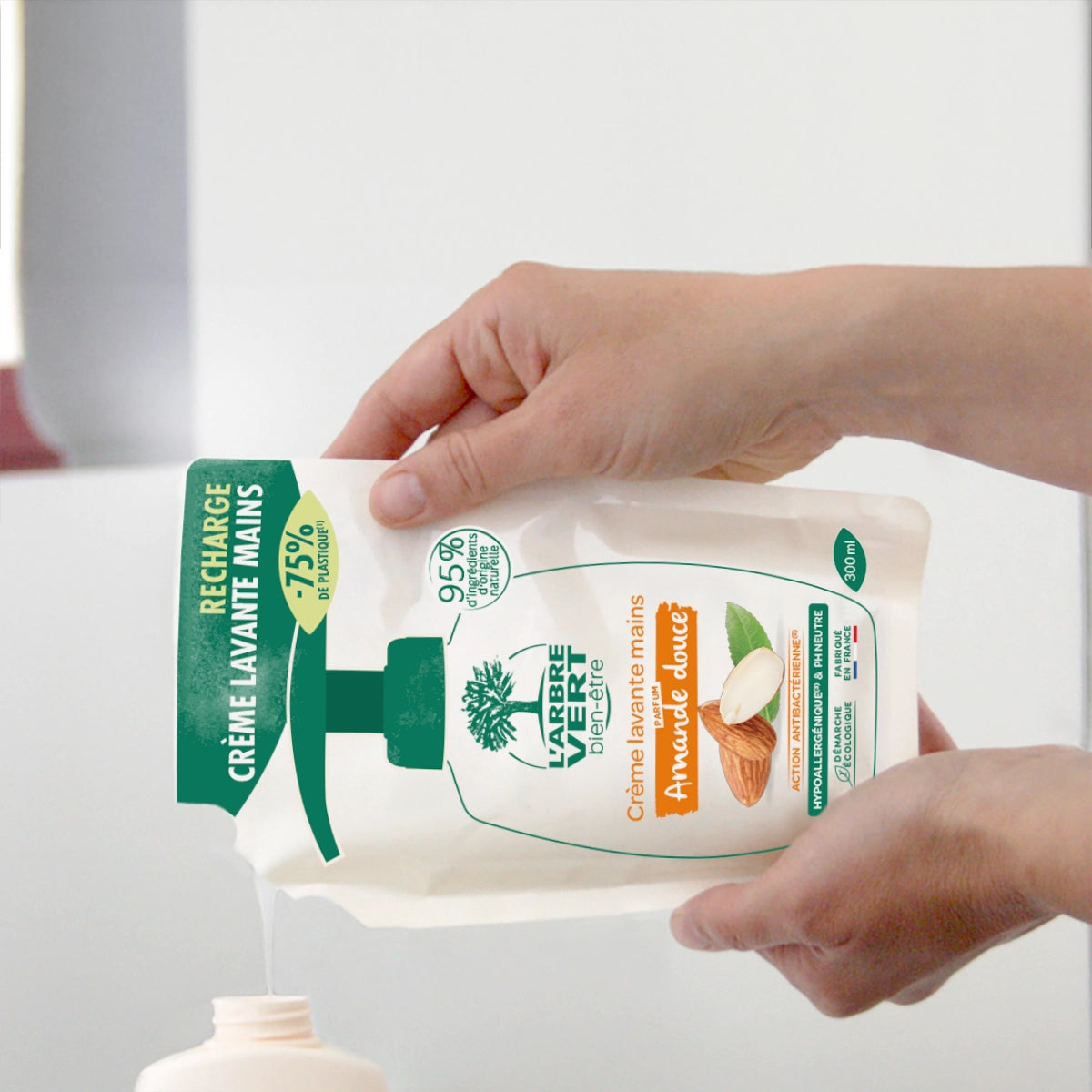 arbre-vert-amande-douce-recharge-cr-me-lavante-mains-300-ml image 2